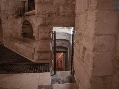 Dall�ambiente scende poi una scala che conduce nelle prigioni del castello, l� dove secondo la leggenda fu rinchiusa Bianca Lancia